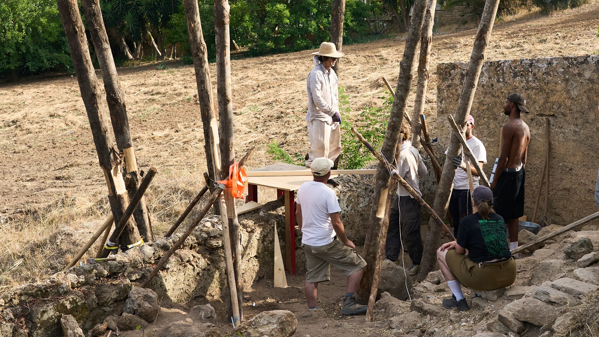 Workshop nel campo: persone al lavoro con strutture di legno — BC26, Bosco di Santo Pietro, luglio–agosto 2026